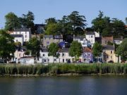 Basse-Indre et ses maisons vues depuis le fleuve