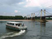 Bateau promenade "la Ligériade II" et pont suspendu reconstruit en 1948, reliant Champtocé-sur-Loire (49) et Montjean-sur-Loire (49) - RD15