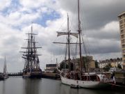 Frégate "L'Hermione" et goélette "La Belle Poule" dans l'écluse Sud, entre le bassin de Saint-Nazaire et l'océan