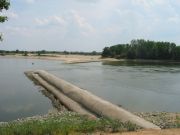 Seuil à échancrure du Fresne-sur-Loire - semelle en enrochement et superposition de poches en géotextile remplies de sable