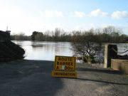 Signalisation d'un accès au lit du fleuve barré suite à une crue