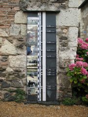 Plaque de crues au cours du XXème siècle au pied de la Chapelle Notre-Dame de Béhuard