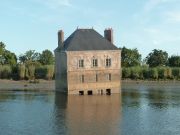 L'oeuvre "La Maison dans la Loire" de Jean-Luc Courcoult à marée basse