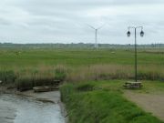 Le prototype d'éolienne offshore du Carnet vu depuis le port de Lavau-sur-Loire