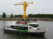 Navette fluviale "Navibus Chantenay" reliant la Gare Maritime et Trentemoult, et Grue Titan jaune