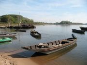 Embarcations typiques de la Loire : plates de Loire et toues cabanées au port de La Possonnière