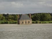 L'oeuvre 'La Maison dans la Loire' de Jean-Luc Courcoult à marée haute 2