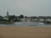 Bateau de croisières à aubes "MS Loire Princesse" naviguant sur la Loire fluviale
